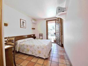 Olave罗伦托旅馆的一间卧室设有一张床和一个大窗户