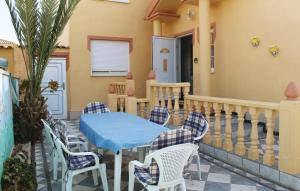 托雷维耶哈Amazing Home In Torrevieja With 3 Bedrooms, Wifi And Outdoor Swimming Pool的阳台的天井配有桌椅