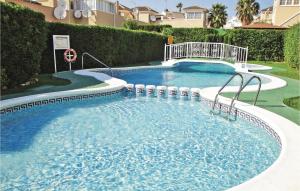 瓜尔达马尔·德尔·塞古拉Amazing Apartment In Guardamar Del Segura With 2 Bedrooms, Wifi And Outdoor Swimming Pool的庭院中间的大型游泳池