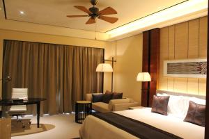 三亚三亚中心皇冠假日酒店（洲际旗下，观山望海）的配有一张床和一张书桌的酒店客房