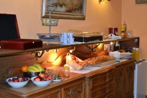 韦尔维耶阿登酒店酒店的一张桌子上放着一大堆水果和蔬菜