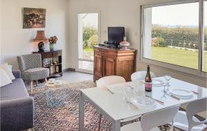 Rubian塞维涅港路度假屋的客厅配有沙发和带酒杯的桌子