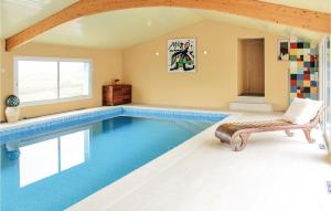 Rubian塞维涅港路度假屋的一个带长椅和椅子的房间的游泳池