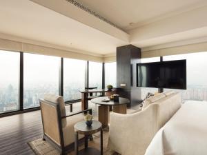 南宁南宁香格里拉 - 全球最高香格里拉的酒店客房设有一张床和一个大窗户