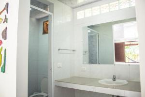 格兰德岛Isla Grande Eco-Hostal的白色的浴室设有水槽和镜子
