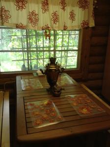 MattilaUnien Koti Cottage的窗前的桌子,上面有茶壶