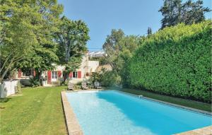 Les FigonsGorgeous Home In Aix En Provence With Kitchen的庭院中的游泳池,带有树 ⁇ 