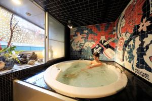 东京行灯旅馆的坐在浴室浴缸里的女人