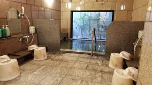 延冈站前茹特酒店的一间浴室