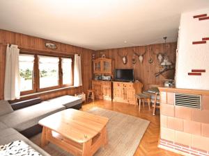 WeitersglashütteHoliday home with sauna in Wildenthal的客厅配有沙发和桌子