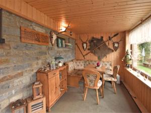 WeitersglashütteHoliday home with sauna in Wildenthal的小屋内的房间,配有桌椅