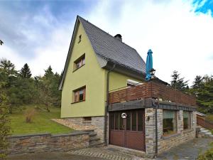 WeitersglashütteHoliday home with sauna in Wildenthal的黄色房子,屋顶有 ⁇ 