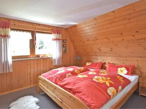 WeitersglashütteHoliday home with sauna in Wildenthal的木制客房内的一间卧室,配有一张床
