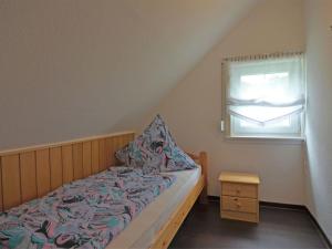 格拉斯许特Spacious holiday home in Sauerland with terrace的一间小卧室,配有床和窗户