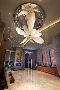 新加坡Carlton City Hotel Singapore的酒店大堂设有大吊灯