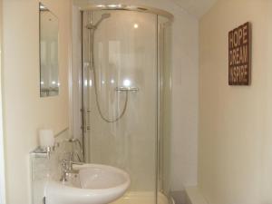 哈雷克Dol Aur - Room Only的带淋浴和盥洗盆的浴室