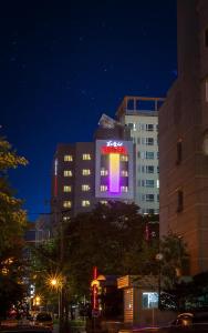 首尔华美伦酒店的一座晚上在上面标有紫色标志的建筑