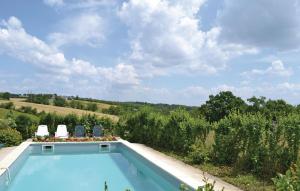 La Chapelle-Saint-Jean3 Bedroom Stunning Home In La-chapelle-saint-jean的花园内的游泳池,带两把椅子