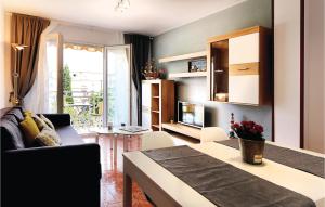 皮内达德马尔2 Bedroom Cozy Apartment In Pineda De Mar的带沙发的客厅和用餐室