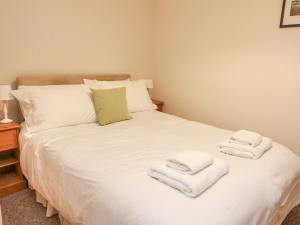皮特洛赫里MacGregor的一间卧室配有一张带白色毛巾的床