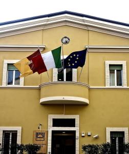 罗马罗马斯科特中心酒店的建筑物一侧的两面旗帜