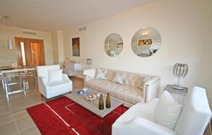 EsteponaGorgeous Apartment In Estepona With Sauna的客厅配有沙发和两把椅子