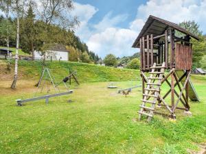 Rustic holiday home in the Hochsauerland with balcony at the edge of the forest的儿童游玩区