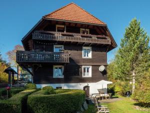 Dachsberg im SchwarzwaldCozy holiday apartment in the Black Forest的带阳台的大房子