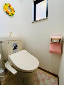 福冈ROOMs六本松03的一间带白色卫生间的浴室和窗户。