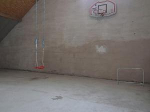 哈伦贝格Chic Holiday Home in Liesen with Garden的墙上有一个篮球架的空健身房