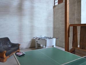 哈伦贝格Chic Holiday Home in Liesen with Garden的客厅配有乒乓球桌和沙发