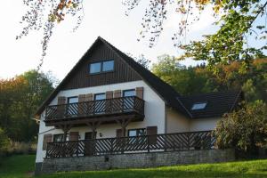 梅德巴赫Nice holiday home near ski area的大型白色房屋内设有阳台