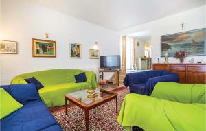 巴尔巴特纳拉布3 Bedroom Nice Apartment In Barbat的客厅配有绿色沙发和蓝色椅子