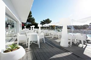 Grupotel Ibiza Beach Resort - Adults Only餐厅或其他用餐的地方