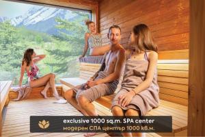 班斯科SPA Resort St Ivan Rilski - Halfboard & All Inclusive的一群人坐在桑拿房里