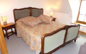 Morsalines里维奇II号度假屋的一间卧室配有一张带2个床头柜和2盏灯的床。