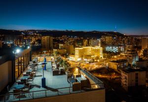 第比利斯Reed Hotel Tbilisi的夜晚带灯光的城市景观