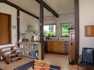 KleinichHoliday home in Kleinich with sauna的带沙发的客厅和厨房