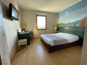 雷尼耶拉图尔迪沃尔酒店的配有一张床和一台平面电视的酒店客房