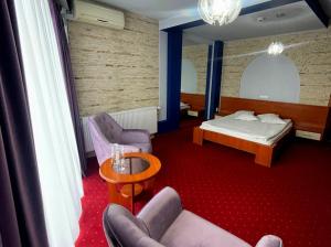 图尔达Hotel SunGarden Salin的配有床、沙发和椅子的房间