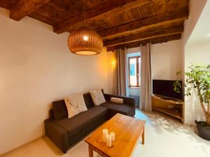 福龙河畔拉罗什Appartement confortable et moderne的客厅配有沙发和桌子