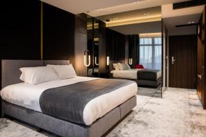 哈采格Vila Avy的酒店客房设有一张大床和一间卧室。