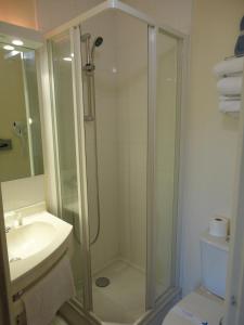 尚蒂伊尚蒂伊基里亚德酒店的带淋浴、卫生间和盥洗盆的浴室