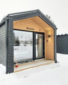 LumijokiWilla Rauha F的一座带滑动玻璃门的小建筑