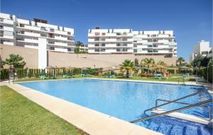 卡拉德米哈斯Cozy Apartment In Miraflores With Wifi的一座大型游泳池,其建筑背景为: