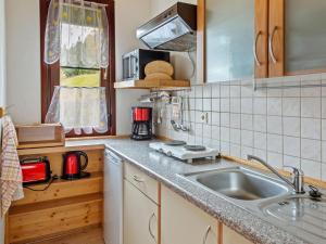 LangenbachHoliday home in Thuringia near the lake的厨房配有水槽和台面