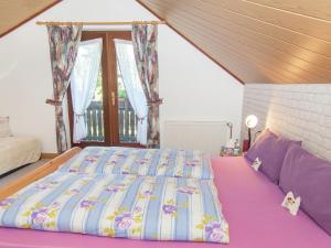 伦韦格地区诺伊豪斯holiday home with sauna Thuringian Forest的一张大床,位于带大窗户的房间里