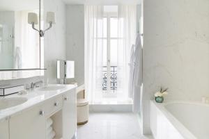 日内瓦The Woodward - an Oetker Collection Hotel的白色的浴室设有浴缸和水槽。
