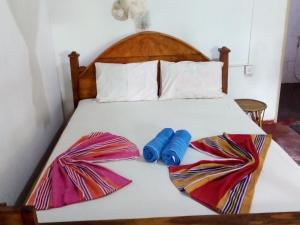 锡吉里亚班杜拉民宿的一间卧室配有一张床,上面有两条毛巾