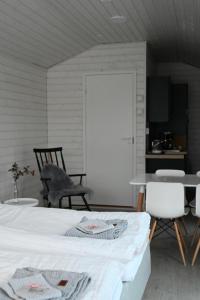 LumijokiWilla Rauha G的卧室配有一张床和一张桌子及椅子
